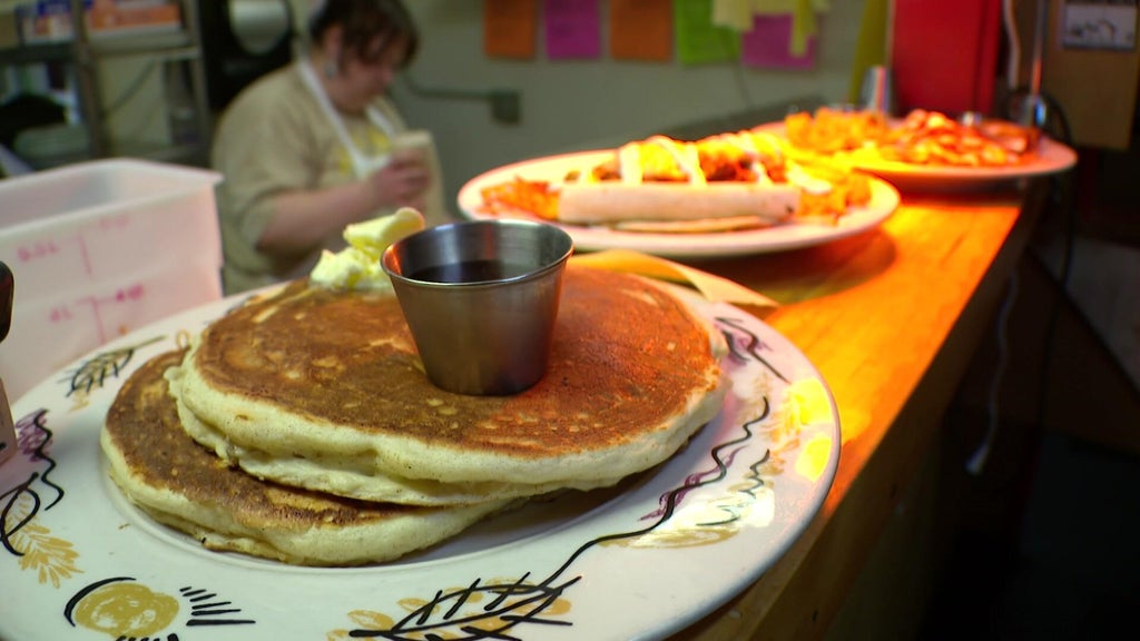 Modern Times Cafe closing at end of year after providing 30,000 free meals in wake of ICE surge — WCCO / CBS Minnesota, St. Louis Park Dining news