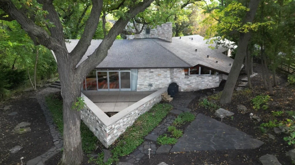 Home designed by iconic architect Frank Lloyd Wright now on the market — WCCO / CBS Minnesota, St. Louis Park Real Estate news