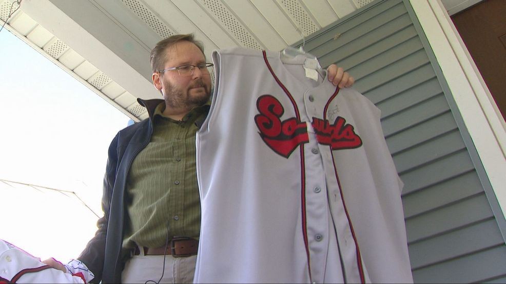 Brewers fan makes long drive from Wisconsin to Tampa Bay for Game 3 — Fox 11 Green Bay Local, St. Louis Park Sports news
