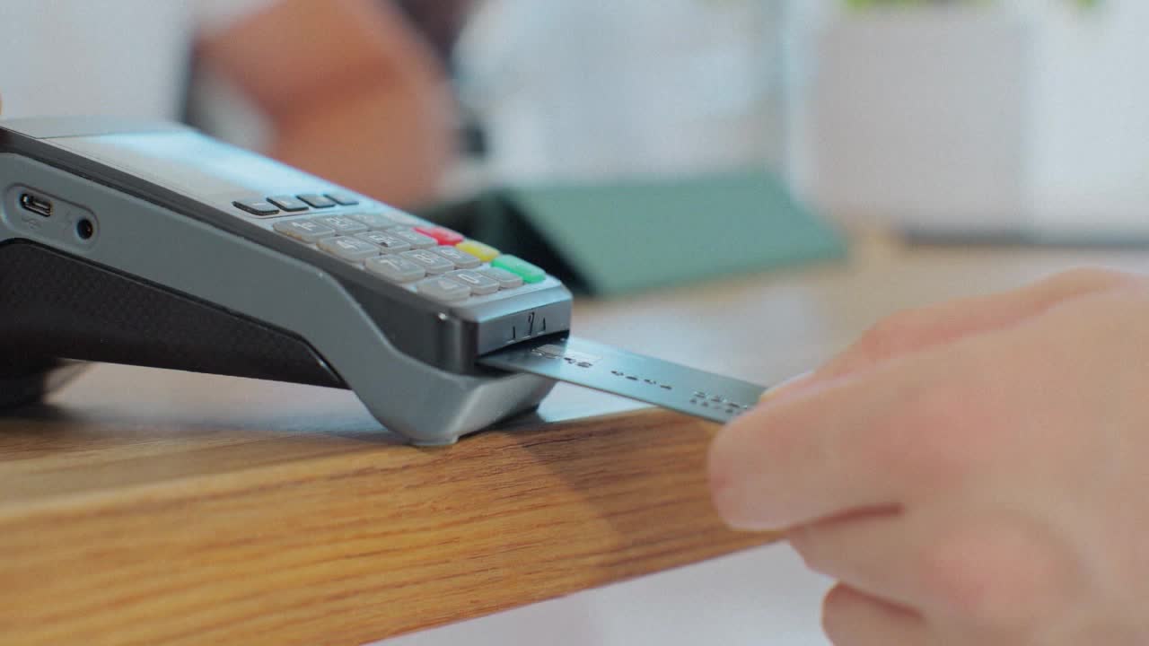 Avoiding fees when holiday shopping — St. Louis Park Business news