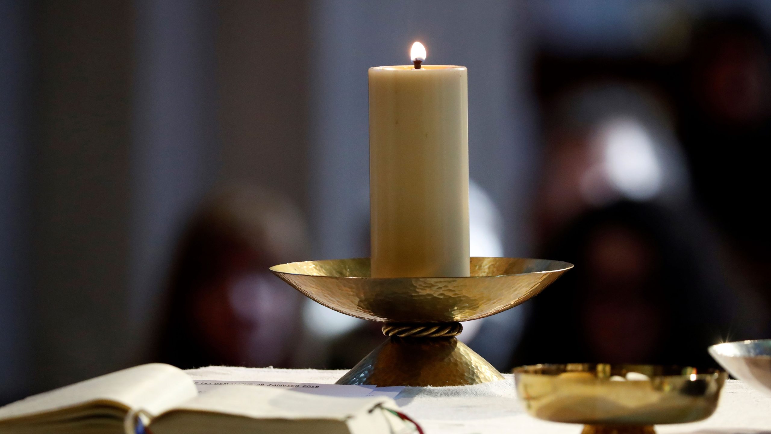 Priest killed by falling crucifix during livestreamed Mass as worshippers rush to help — FOX 9
